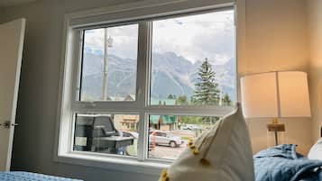 3 chambres, bureau, fer et planche à repasser, lit parapluie