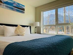 3 soverom, skrivebord, strykejern/-brett og reiseseng for barn