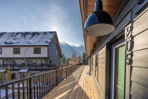 Skyline Escape • Mountain Views + Hot Tub + Pool