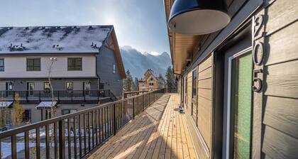 Skyline Escape • Mountain Views + Hot Tub + Pool