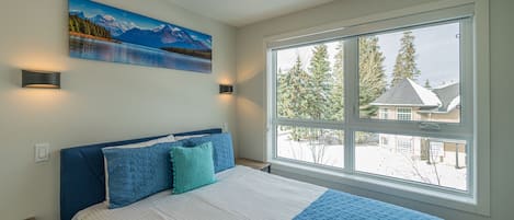 2 bedrooms, desk, iron/ironing board, WiFi