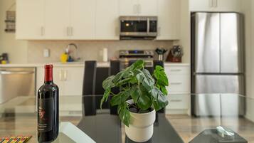 Kjøleskap, mikrobølgeovn, kokeplater og oppvaskmaskin