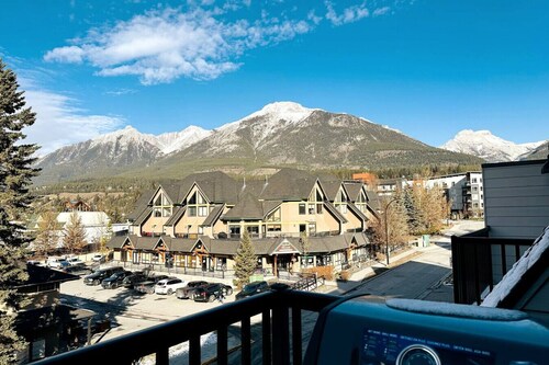Skyline Soak – Pool & Hot Tub + Mountain Views