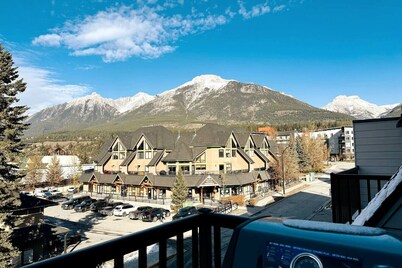 Skyline Soak – Pool & Hot Tub + Mountain Views