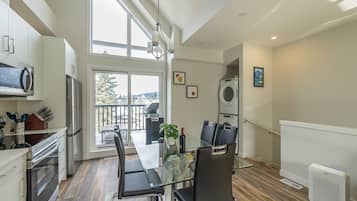 Kjøleskap, mikrobølgeovn, kokeplater og oppvaskmaskin