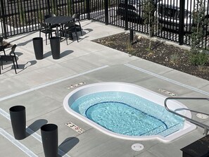 Outdoor spa tub - Skyline Peaks 205 - Mountain View Townhouse/AC/Pool/Hot Tub (Canmore)