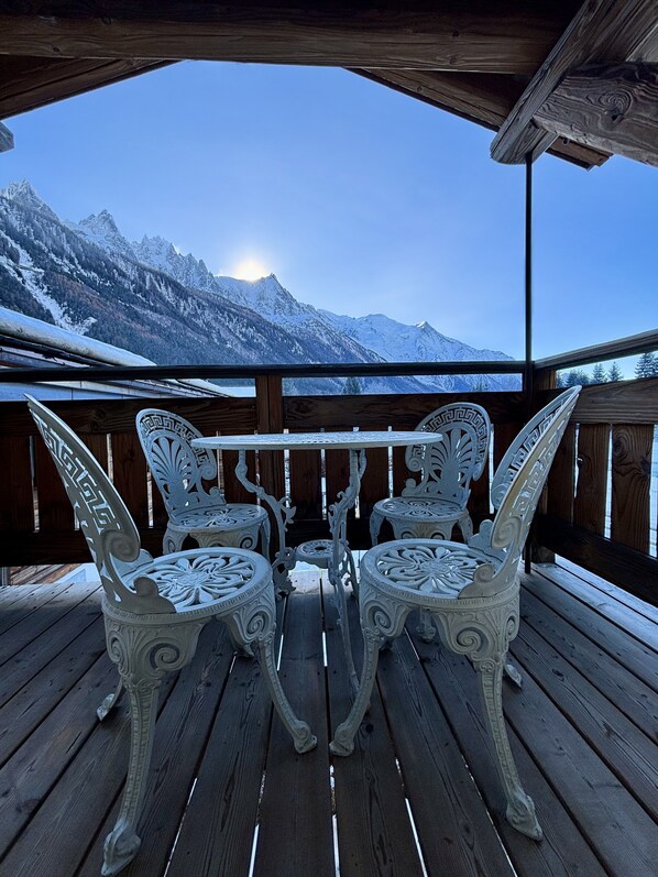 Outdoor dining - Grand Appartement Entièrement Rénové, au 1er Étage D'un Chalet Individuel (Chamonix-Mont-Blanc)