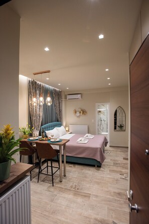 Blue Ark Romantic Studio Under Acropolis | Bếp riêng | Tủ lạnh, lò vi sóng, lò nướng, ấm điện 