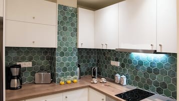 Blue Ark Romantic Studio Under Acropolis | Cocina privada | Frigorífico grande, microondas, horno y hervidor eléctrico