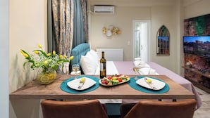 Blue Ark Romantic Studio Under Acropolis | منطقة المعيشة | تلفزيون بشاشة مسطحة