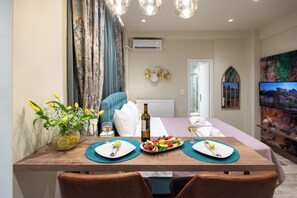 Blue Ark Romantic Studio Under Acropolis | Area soggiorno | TV a schermo piatto