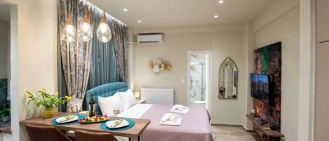 Blue Ark Romantic Studio Under Acropolis | 1 bedroom, in-room safe, blackout drapes, soundproofing