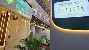 Placa de hotel com tipos de quarto e nome de restaurante.