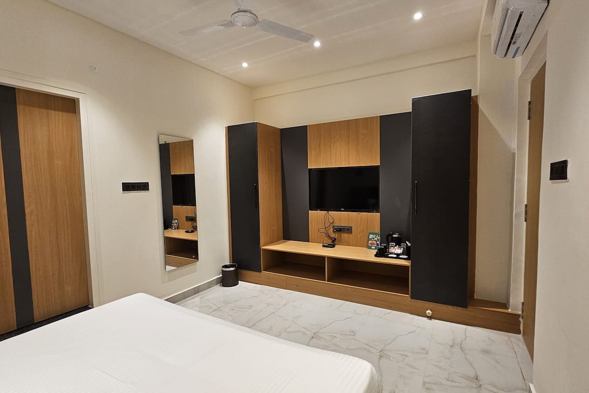Executive Suite | 1 bedroom, minibar, in-room safe, desk