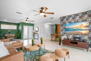 TV - Ibiza  · Casa Ibiza - Pool Spa, BBQ and Free Parking (Miami)