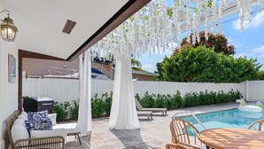A backyard with a pool, outdoor furniture, and a barbecue grill. - Santorini · Casa Santorini - Big Pool, BBQ & Free Parking (Miami)