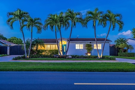 Exterior. Cozy Casa Cabos - Pool BBQ Miami