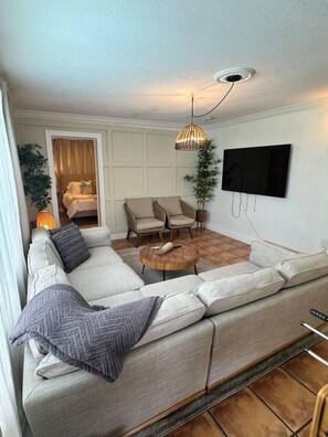 4 Schlafzimmer, Schreibtisch, Bügeleisen/Bügelbrett, Reisekinderbett