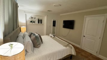 4 dormitorios, escritorio, tabla de planchar con plancha y cuna de viaje