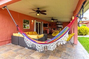 Outdoor dining - Beach-Style Pool • Family Stay • Near Airport (Miami)