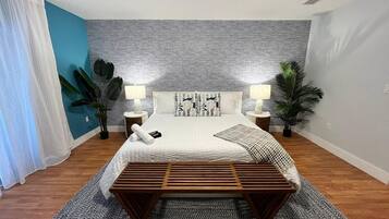 5 dormitorios, escritorio, tabla de planchar con plancha y cuna de viaje