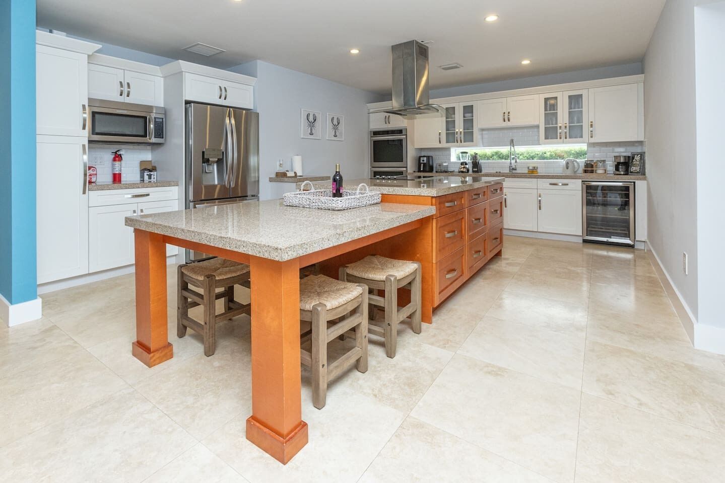 Mikrobølgeovn, kokeplater, oppvaskmaskin og kaffetrakter/tekoker