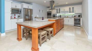 Mikrobølgeovn, kokeplater, oppvaskmaskin og kaffetrakter/tekoker