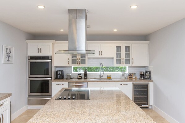 Microwave, stovetop, dishwasher, coffee/tea maker - Bora Bora Relax Heaven - Pool- BBQ - Fits 12 (Miami)