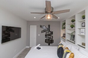 4 habitaciones, escritorio y tabla de planchar con plancha 