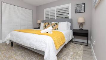 4 chambres, bureau, fer et planche Ă repasser, lit parapluie