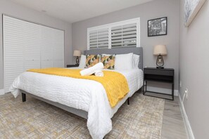 4 室のベッドルーム、デスク、アイロン / アイロン台、旅行用ベビーベッド