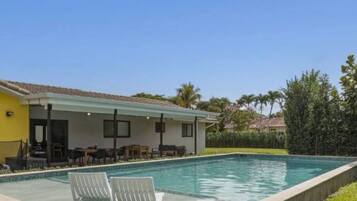 Een buitenzwembad, een verwarmd zwembad