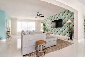 TV - Hawaii Paradise on Miami 4BR Big Pool (Miami)