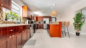 Lemari es, microwave, oven, dan kompor