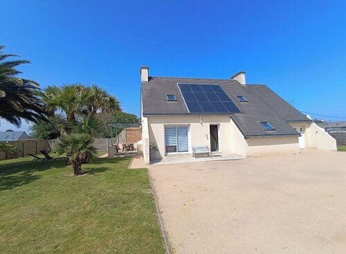 3-bedroom family house for 6 people on the seafront 980 M2 enclosed garden