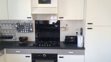 Een koelkast, een microgolfoven, een oven, een kookplaat