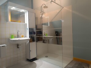 Dusche, Haartrockner, Handtücher