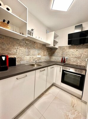 Kühlschrank, Ofen, Herdplatte, Geschirrspüler