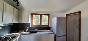 Kühlschrank, Ofen, Herdplatte, Kochgeschirr/Geschirr/Besteck