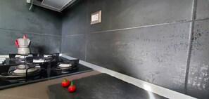 Fridge, oven, stovetop, cookware/dishes/utensils - Perfect retreat between convenience and proximity to all the wonders of this place (Arbatax)