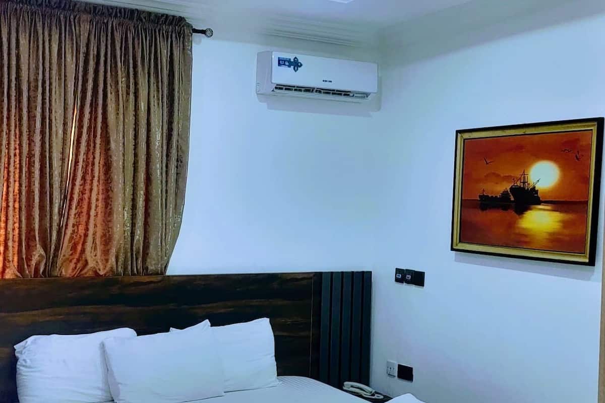 Double Room | Egyptian cotton sheets, premium bedding, down duvets, free WiFi