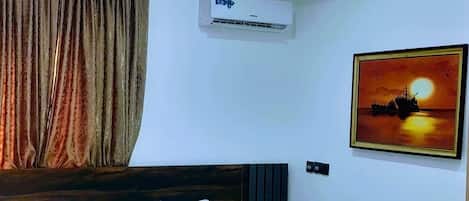 Double Room | Egyptian cotton sheets, premium bedding, down duvets, free WiFi