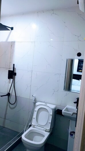Douche, douche à « effet pluie », articles de toilette gratuits