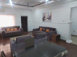 Habitación presidencial | Zona de estar | Smart TV de 32 pulgadas con canales por cable