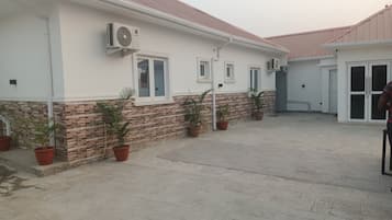 Vista frontal de la propiedad