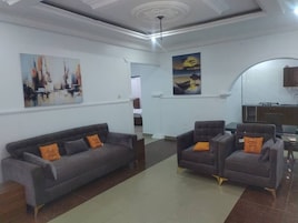 Habitación presidencial | Zona de estar | Smart TV de 32 pulgadas con canales por cable