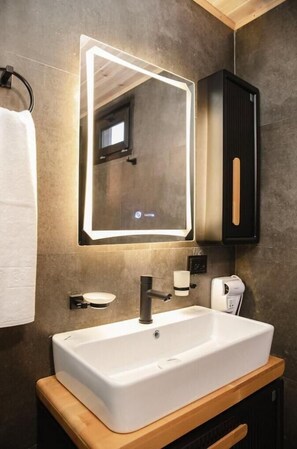 Douche, séchoir à cheveux, serviettes fournies, savon