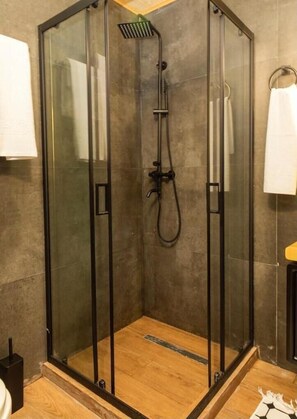 Douche, sèche-cheveux, serviettes fournies, savon
