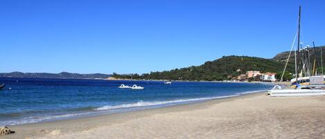 Plage à proximité, chaises longues