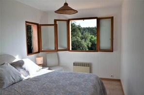 3 habitaciones, tabla de planchar con plancha y cuna de viaje 